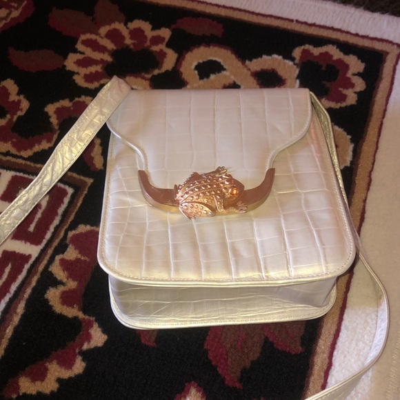 Cream shoulder bag with gold frog. - Picture 1 of 4